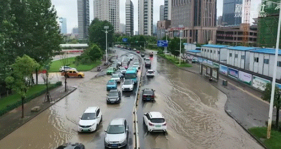 ▲受暴雨影響，江西省南昌市區(qū)多處出現(xiàn)內(nèi)澇，道路被淹。圖片來源：新華網(wǎng)客戶端