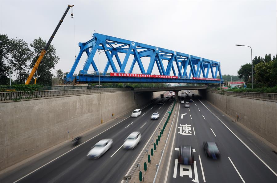 (經濟)(1)京沈客專跨五環路大橋精準就位