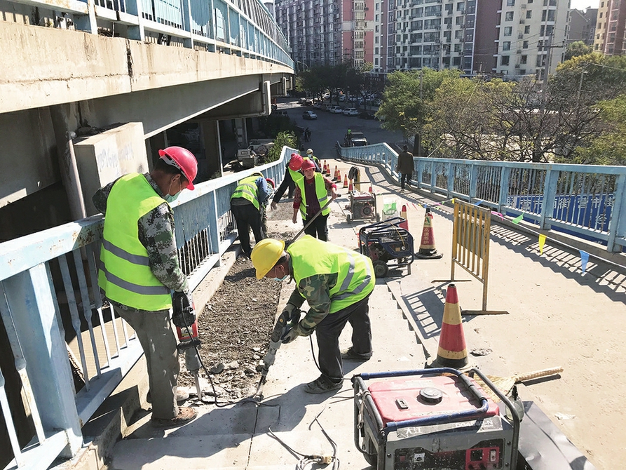 階改坡 路更暢 經六路跨鐵路橋通車16年后,輔道進行大改造上行方向左半幅階梯改坡道,下行方向新建坡道