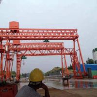 珠?；荛T式起重機施工現場